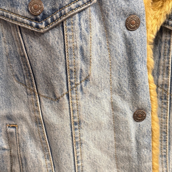 Levi's Light Blue Denim Jacket with Mustard Faux-Shearling Lining - Picture 3 of 5